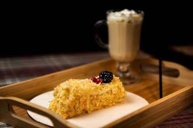 Şekerci krema ve ahududulu kek yapar..