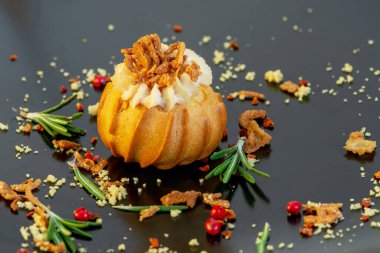 Siyah arka planda kırmızı balıklı profiteroller.