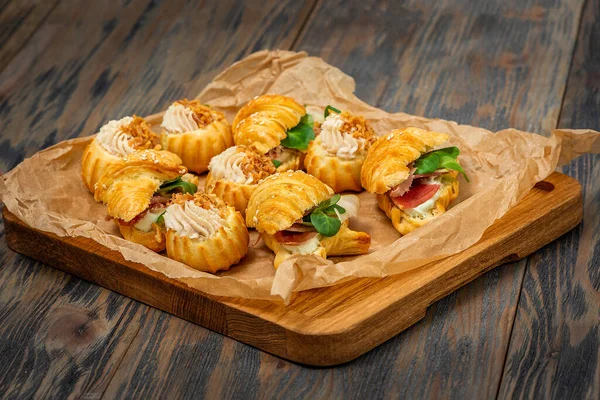 Croissants with ham and greens. Profitroli with cream filling — Stock Photo, Image