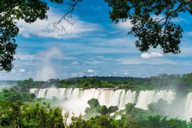 Iguazu Şelaleleri 'nin geniş açılı manzarası. Fotoğraf Arjantin tarafından..