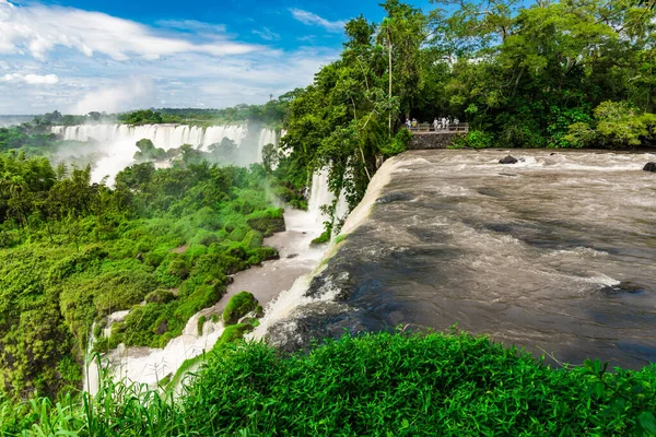 Paisaje de gran angular de cascadas de Iguazú. Foto del lado argentino . — Foto de Stock