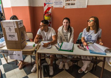 Buenos Aires, Arjantin - 27 Ekim 2019: Cumhurbaşkanlığı seçimlerinde oy kullanma