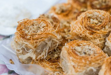 Kuşlar yuva yapar knafeh kunafa Arap tatlı tatlı yiyecekler bir sokak yiyecek pazarında.