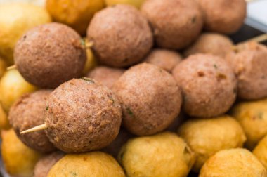 Bir markette kuzu eti, Arap ve Orta Doğu yemekleri ve kızarmış toplar..