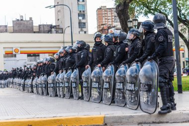 Buenos Aires, Arjantin - 31 Ağustos 2018: Bir protesto sırasında Buenos Aires polisi