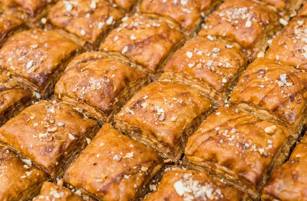 Traditionelles Baklava-Gebäck, arabisches Dessertessen auf einem Street-Food-Markt. — Stockfoto