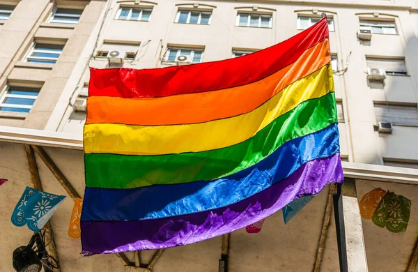 Прапор веселки на параді прайд - дня геїв, лесбіянок і легботів.. — стокове фото