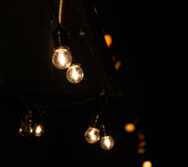 Bir sokak gıda pazarında Vintage antika asılı ampuller.