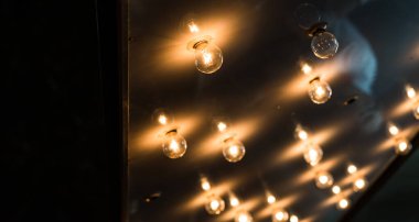 Bir sokak gıda pazarında Vintage antika asılı ampuller.