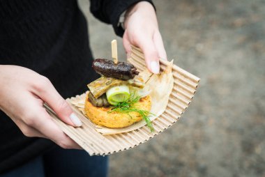 Arepa, Kolombiya mısır köftesi, kanlı sosis, kafa peyniri ve kabaklı..