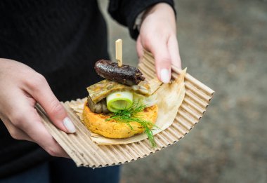 Arepa, Kolombiya mısır köftesi, kanlı sosis, kafa peyniri ve kabaklı..