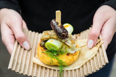 Arepa, Kolombiya mısır köftesi, kanlı sosis, kafa peyniri ve kabaklı..