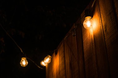 Bir sokak gıda pazarında Vintage antika asılı ampuller.