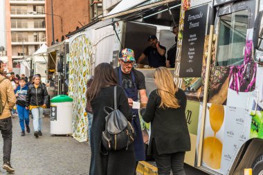 Buenos Aires, Arjantin - 8 Eylül 2018: Masticar gıda pazarındaki insanlar