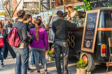 Buenos Aires, Arjantin - 8 Eylül 2018: Masticar gıda pazarındaki insanlar