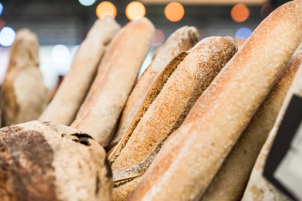 Органічні свіжоспечені бурякові хліби на вуличному ринку продуктів харчування . — стокове фото