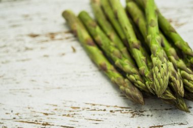 Beyaz ahşap arka plana karşı kuşkonmazın bir kısmını kapat..