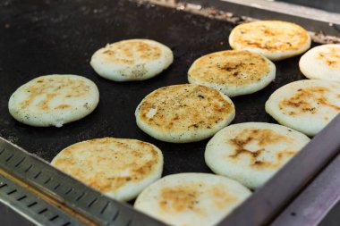 Arepas, Kolombiya mısır köfteleri peynirle dolu, bir sokak yiyecek pazarında.
