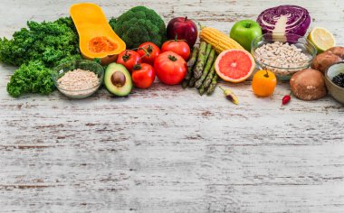 Taze organik meyve ve sebze, beyaz fasulye, yulaf ezmesi ve böğürtlen..