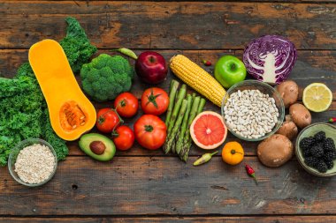 Taze organik meyve ve sebze, beyaz fasulye, yulaf ezmesi ve böğürtlen..