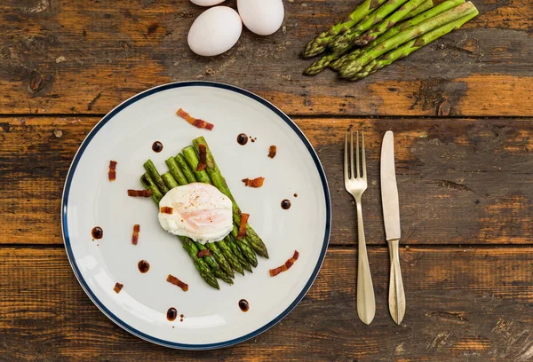 Фотография яиц-паштет со спаржей и хрустящим беконом . — стоковое фото