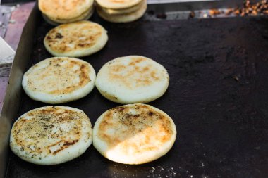 Arepas, Kolombiya mısır köfteleri peynirle dolu, bir sokak yiyecek pazarında.