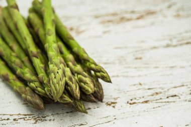 Beyaz ahşap arka plana karşı kuşkonmazın bir kısmını kapat..