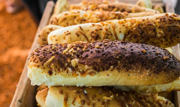 Panes de baguette recién horneados en un festival de feria de comida callejera . — Foto de Stock