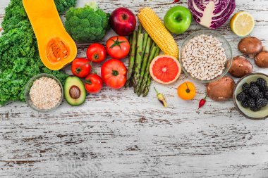 Taze organik meyve ve sebze, beyaz fasulye, yulaf ezmesi ve böğürtlen..