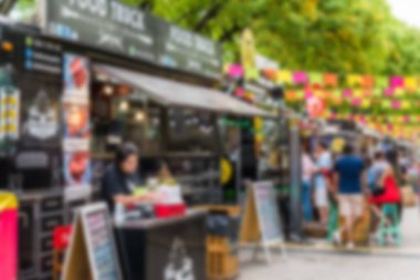 Sokak yiyecek pazarındaki yemek kamyonları bilerek bulanıklaşmıştı..