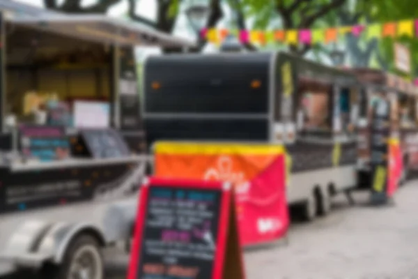 Camion alimentari in un mercato alimentare di strada, offuscati di proposito . — Foto Stock