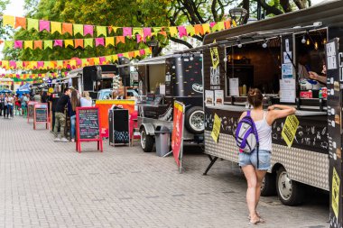 Buenos Aires, Arjantin - 25 Kasım 2018: Sokak gıda pazarında gıda kamyonları