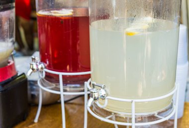 Bir sokak gıda pazarında ferahlatıcı ve renkli limonata seçimi.