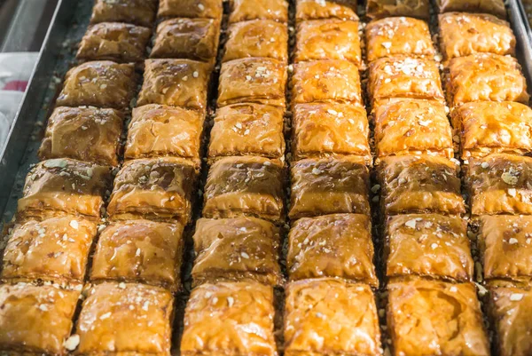 Солодка випічка Баклава, арабський арабський солодкий десерт їжа на вуличному ринку харчування . — стокове фото