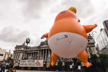 Buenos Aires, Arjantin - 29 Kasım 2018: Protestolarda Trump bebek balonu