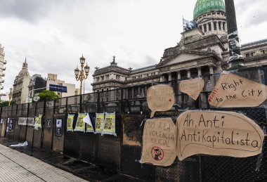 Buenos Aires, Arjantin - 29 Kasım 2018: Sol kanadın protestolarında posterler