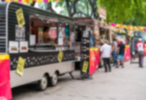 Cibo camion e persone a un festival mercato alimentare di strada in una giornata di sole . — Foto Stock