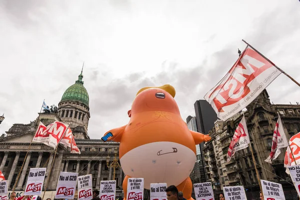 Буенос-Айрес, Аргентина - 29 листопада 2018: лялька Трампа на протестах — стокове фото