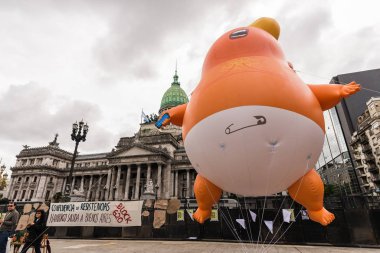 Buenos Aires, Arjantin - 29 Kasım 2018: Protestolarda Trump bebek balonu