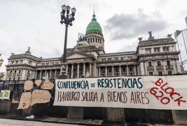 Buenos Aires, Arjantin - 29 Kasım 2018: Sol kanadın protestolarında posterler
