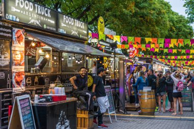 Buenos Aires, Arjantin - 25 Kasım 2018: Sokak pazarındaki yemek kamyonları