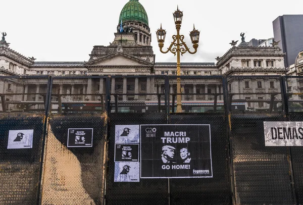 Буэнос-Айрес, Аргентина - 29 ноября 2018 года: Плакаты протеста левых — стоковое фото