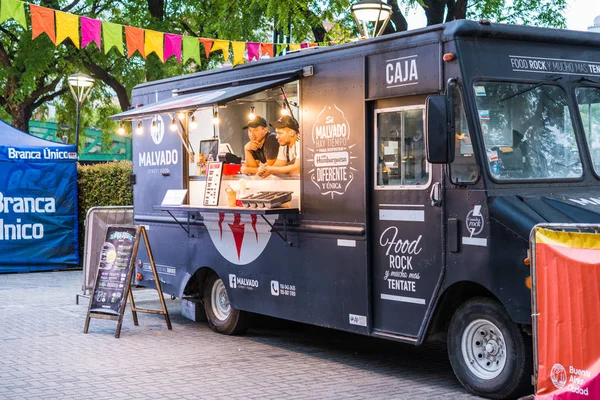 Buenos Aires, Argentinië - 25 november 2018: Voeding vrachtwagens op een straat markt — Stockfoto