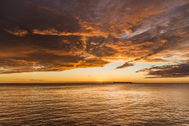 Sahilde gün batımının doğası gökyüzü ve renkli parlak deniz okyanusu..