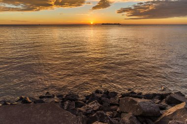 Sahilde gün batımının doğası gökyüzü ve renkli parlak deniz okyanusu..