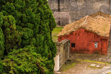 Koloni mimarisi olan eski bir şehrin renkli sokakları.