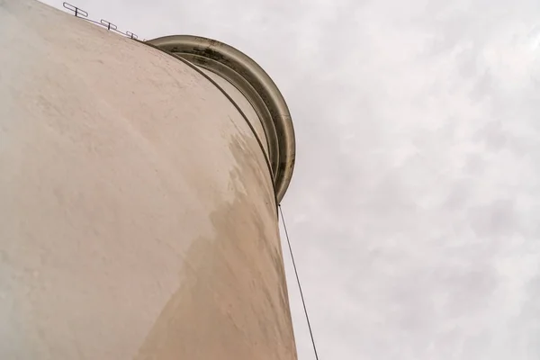 Naar boven foto van een oude oude vuurtoren en bewolkte lucht. — Stockfoto