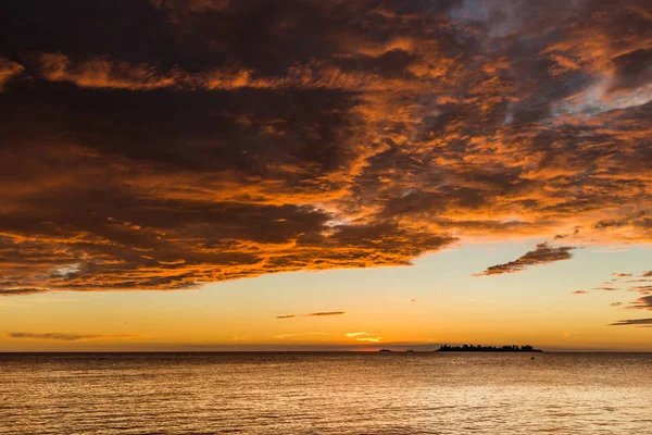 Paesaggio natura del cielo al tramonto sulla spiaggia e colorato oceano mare lucido . — Foto Stock