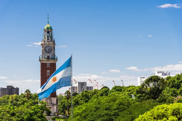 Torre Monumental en el barrio del Retiro con la bandera de Argentina . —  Fotos de Stock