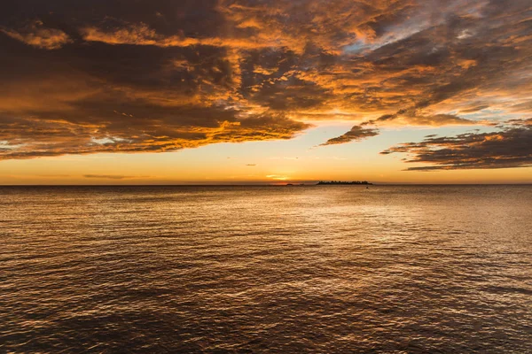 Sahilde gün batımının doğası gökyüzü ve renkli parlak deniz okyanusu.. — Stok fotoğraf